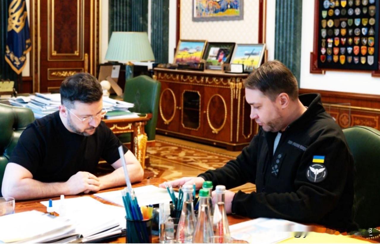 【GUR局长拟升任总统办公厅主任】
    泽连斯基在自己的官方平台宣布：已与基