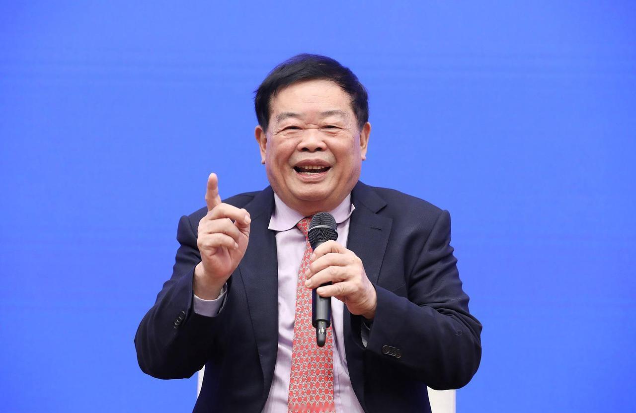 1971年夜，一名20多岁漂亮女子到厂里偷东西，被曹德旺当场抓住。女子吓得瘫坐在