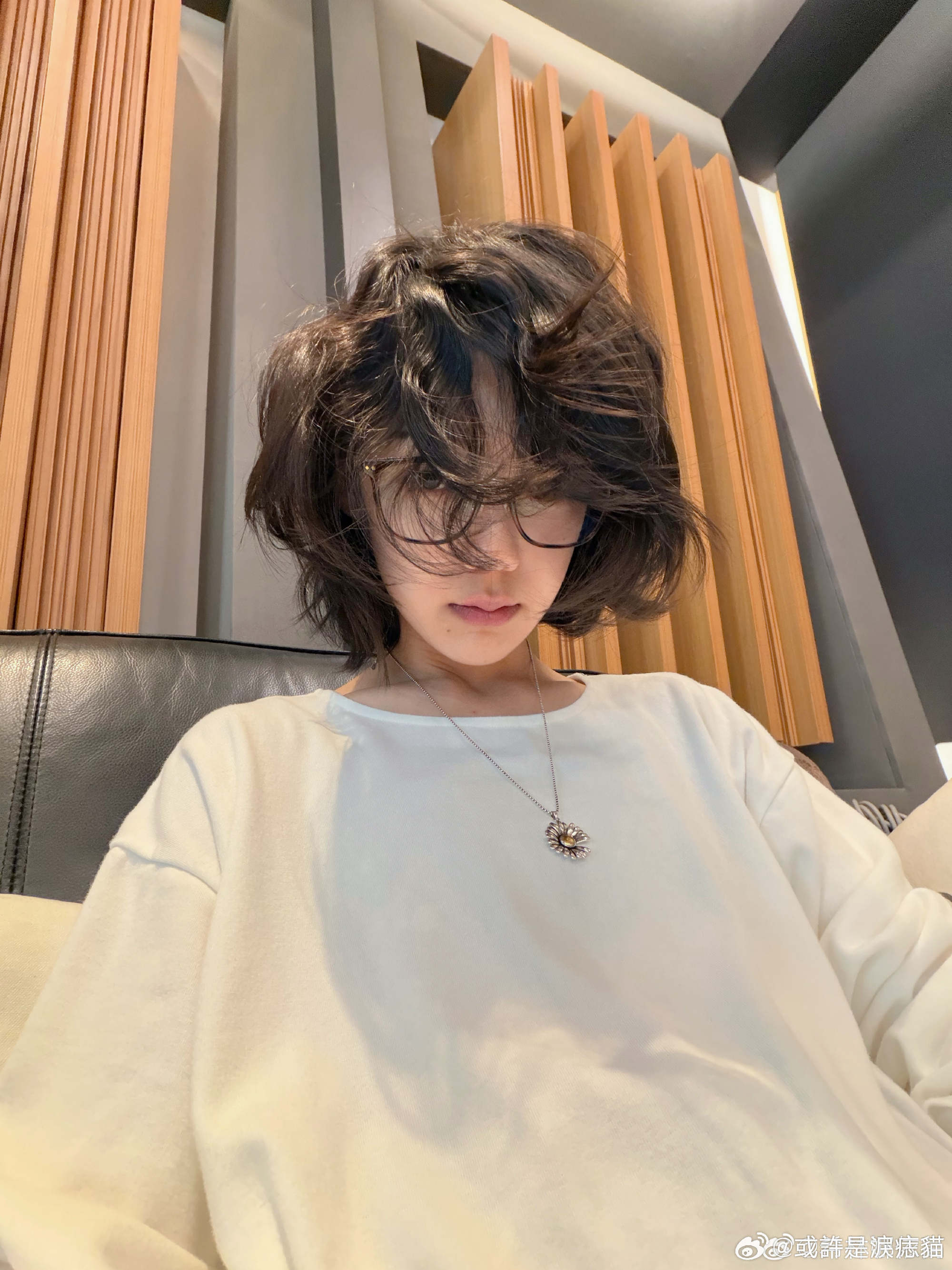 希林娜依高度假包里拿出了馕希林娜依高新疆人属性大爆发谁度假背包里会塞一整个馕啊！