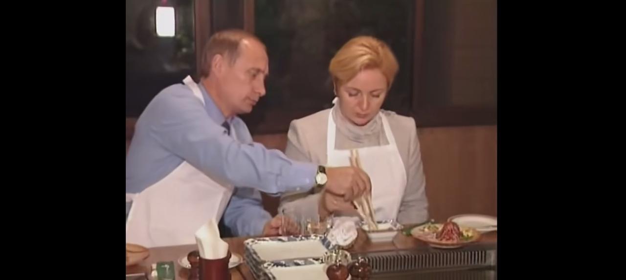 大帝和他前妻的往日相处时光。动作如此自然而随性，很明显，长期的相处，已经让彼此融