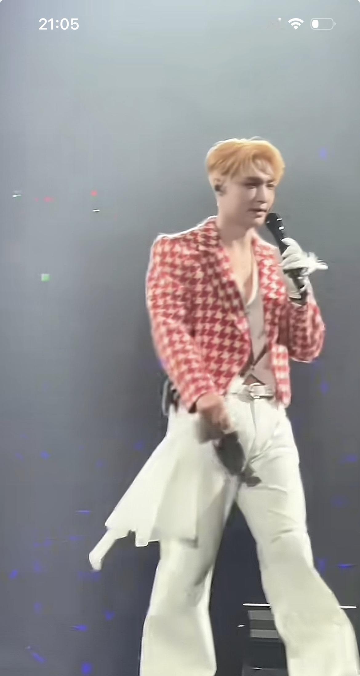 张艺兴的裤兜里，塞的不是手机，是直接连到音响的无线麦。
那条舞台裤的廓形大得能装