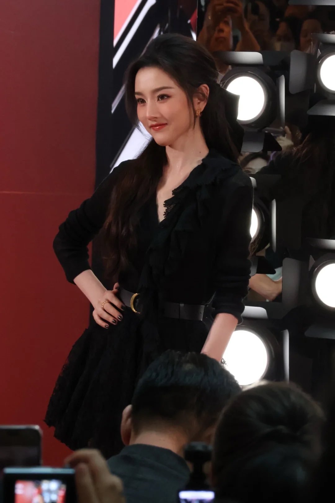 宋祖儿漂亮是真漂亮，瘦也是真瘦。女明星一个个都要瘦成大头娃娃了。 ​​​