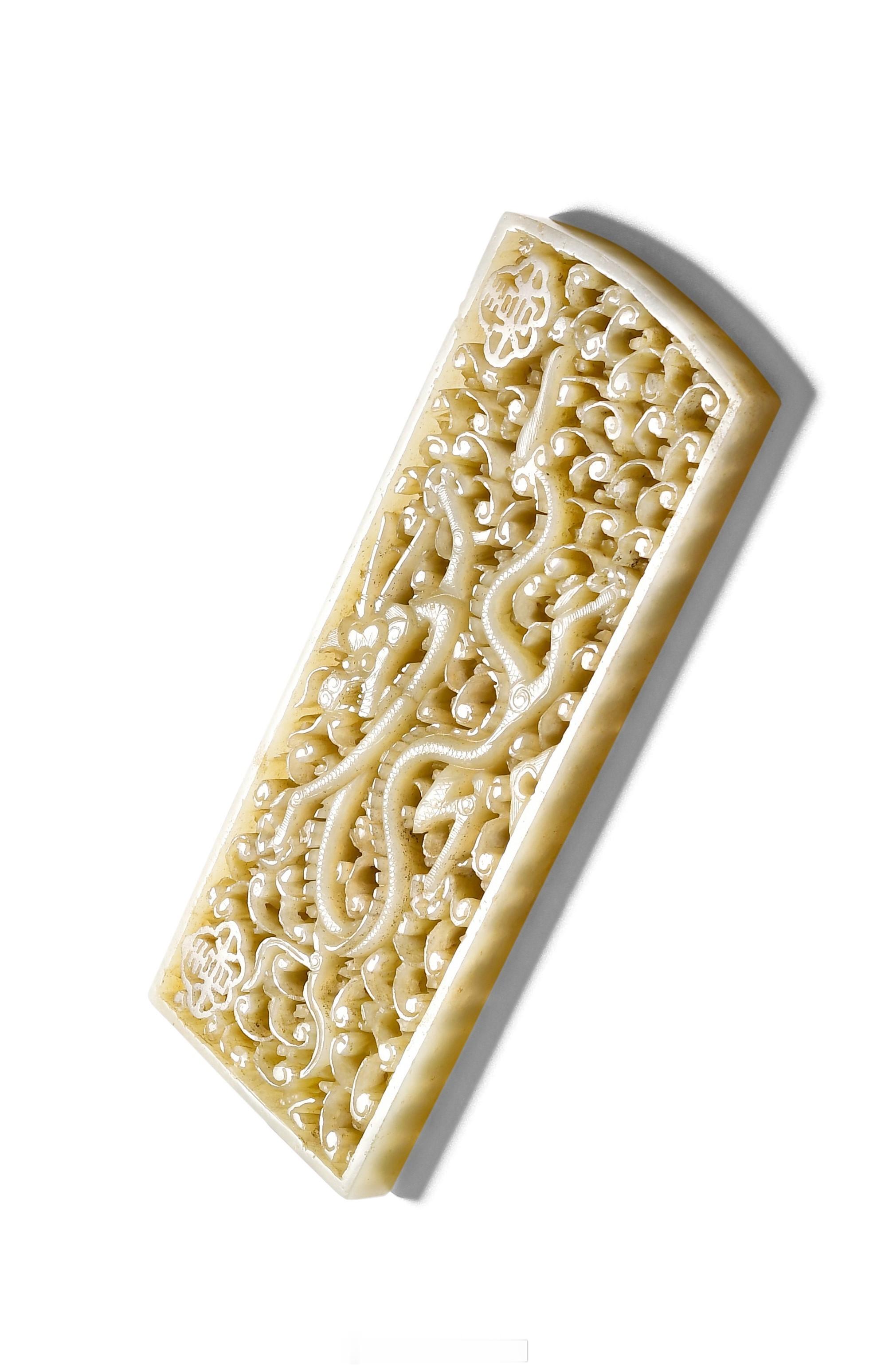 琳琅集 | 明 白玉龙纹铊尾带板呈长方型，一侧带弧，色泽沉蕴盎然，开光内多层镂刻