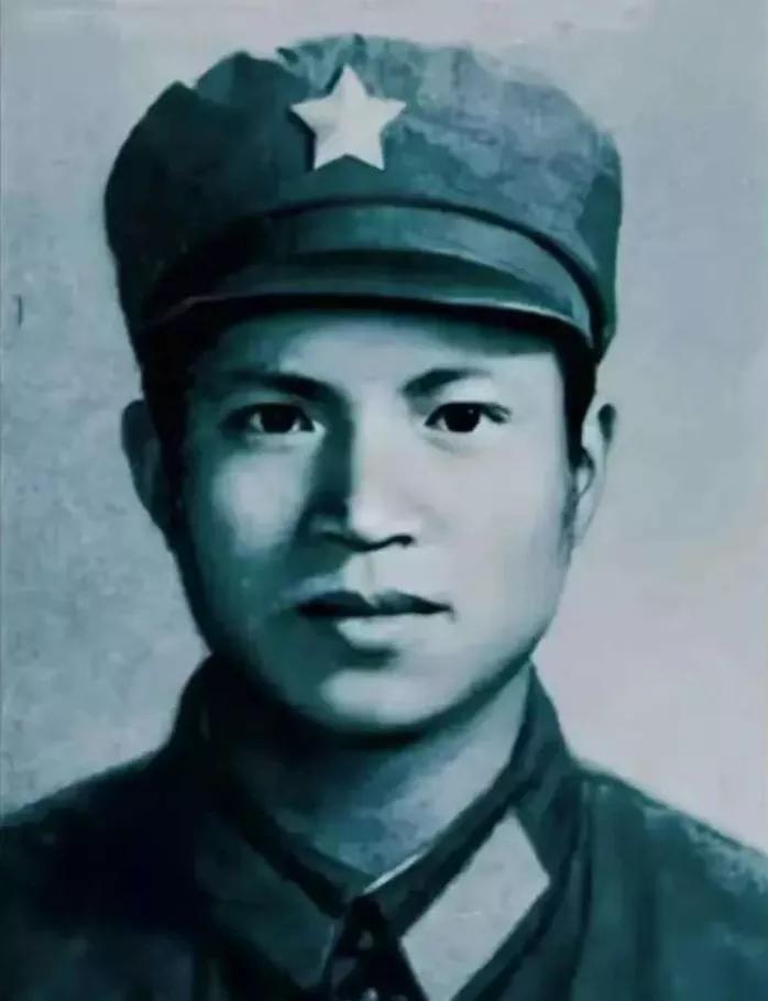 小战士重伤后仍在跪地战斗，突然，他发现膝下有一条越军的电话线​
对越反击战中 ，