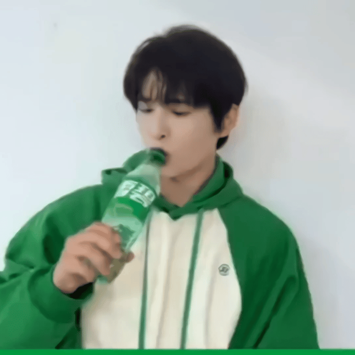 张远小朋友穿绿色真的很好看，这一件卫衣没有官图但是我白月光水平…… 