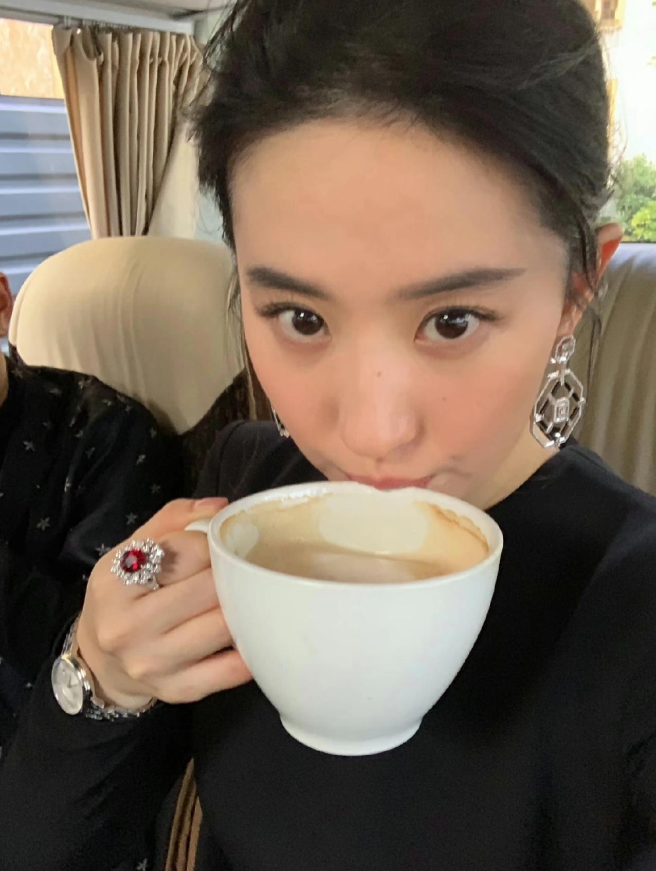喝咖啡自拍🤳🏻