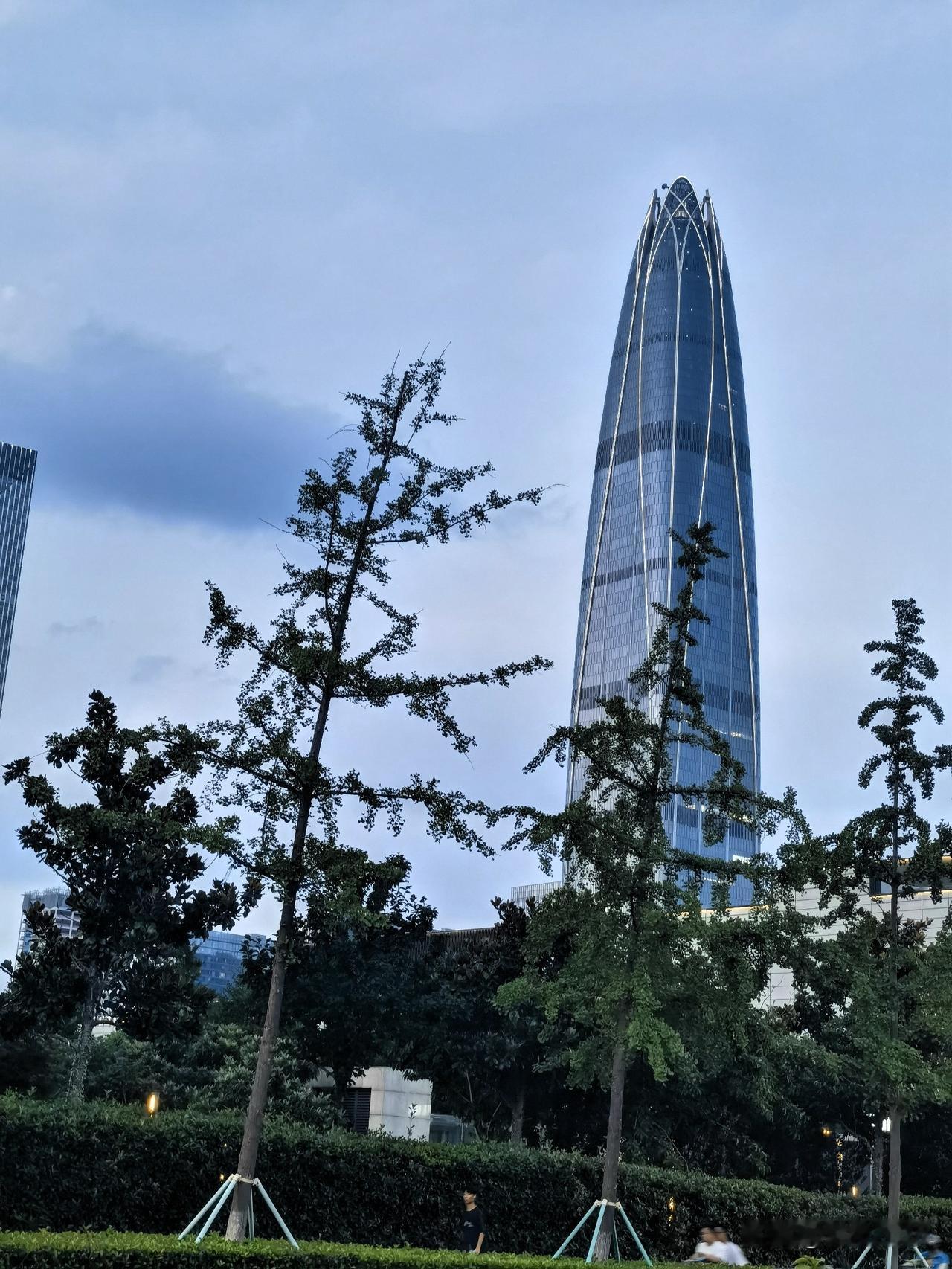 等绿灯时，撞见一座城的侧脸

昨天从K11出来，沿中山东路往回走，正好一个红绿灯