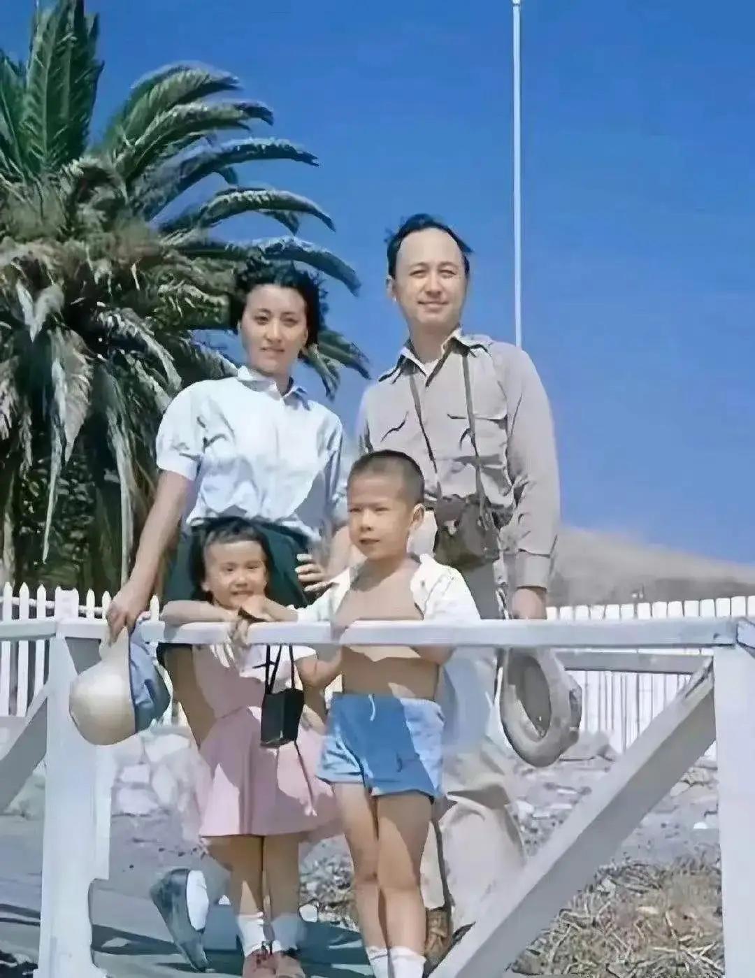 这是属于钱老和妻儿的温馨时刻，在美度假时美好的回忆，幸福的家庭有共同点，双方都是