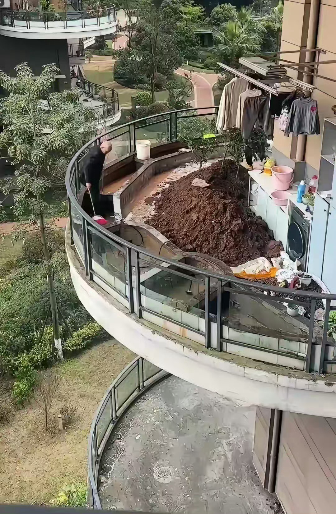 不怕阳台承重不足，塌了吗？[喵喵] ​​​