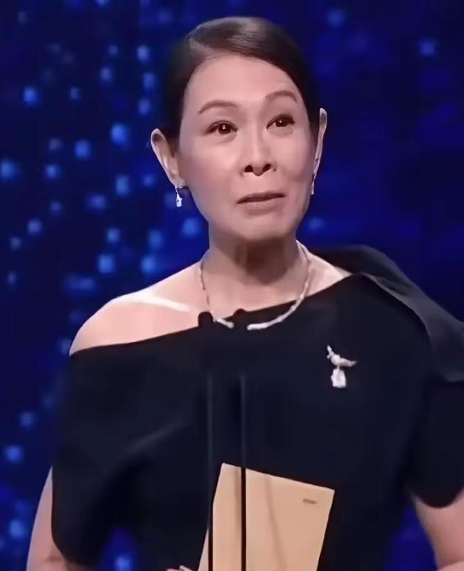 56岁的刘若英，最近在节目里聊开了高龄生育的事。她41岁才结婚，婚后三年没少折腾