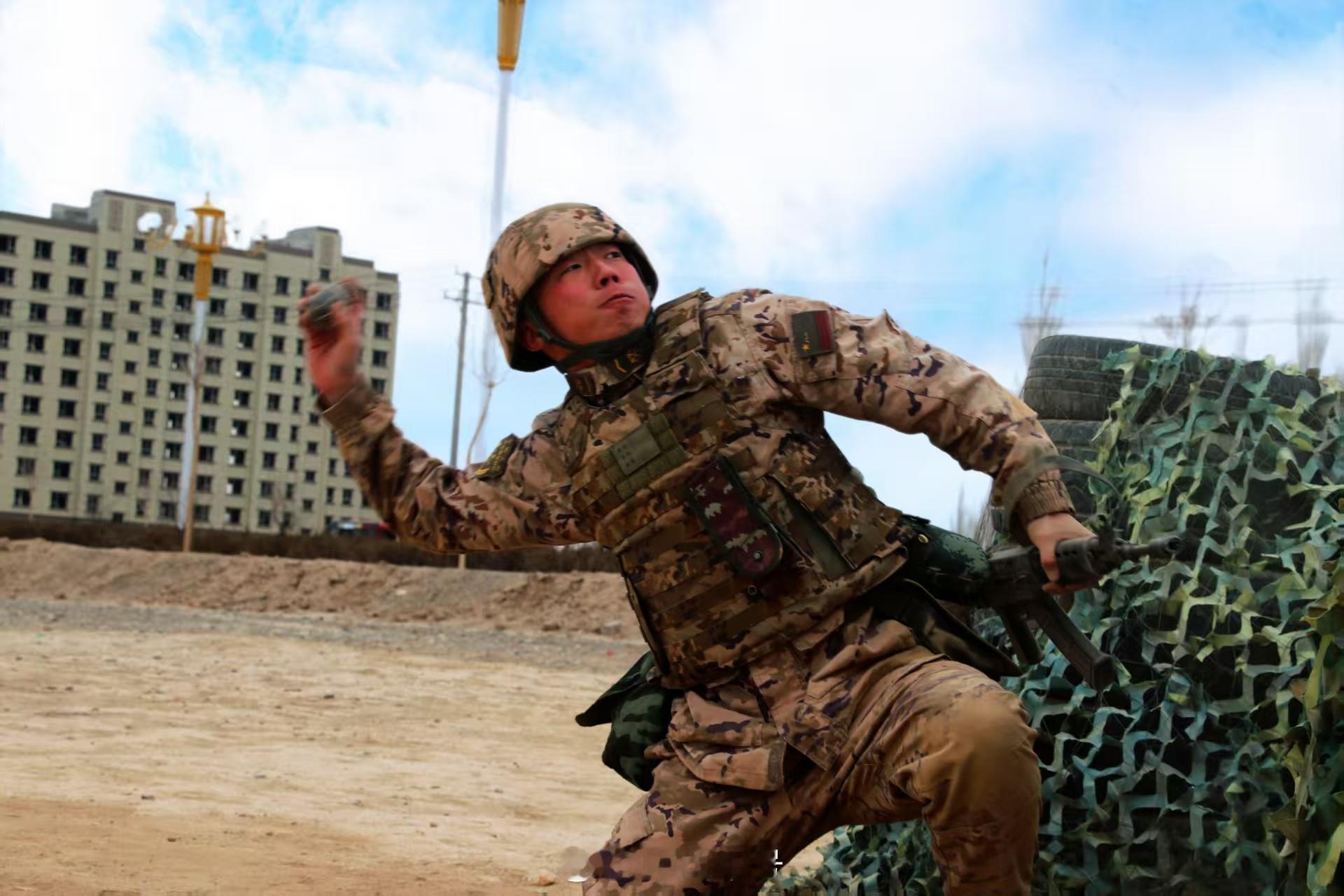 【寒冬下有100℃的练兵热情】近日，武警甘肃总队酒泉支队展开冬季大练兵。此次练兵