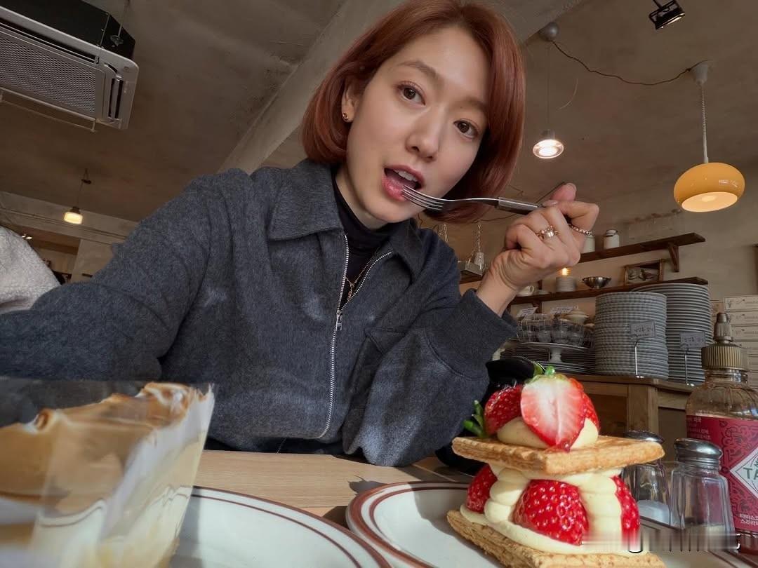 21日，演员朴信惠在自己的Instagram上传了多张照片，并配文“明天再好好减