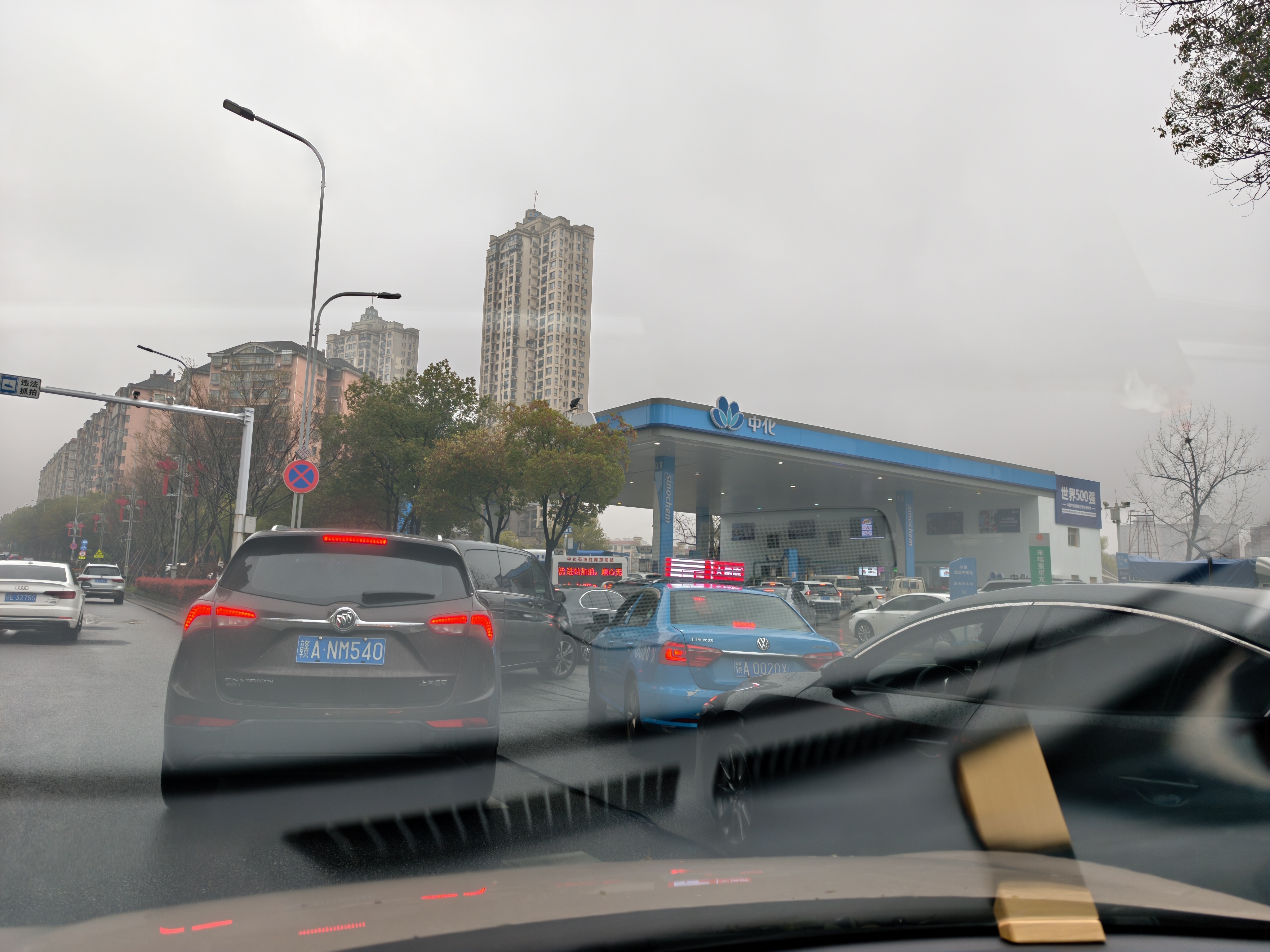 昨天不管是朋友圈还是我自己的亲身经历，加油站都已经在大排长龙了（昨天周末），甚至