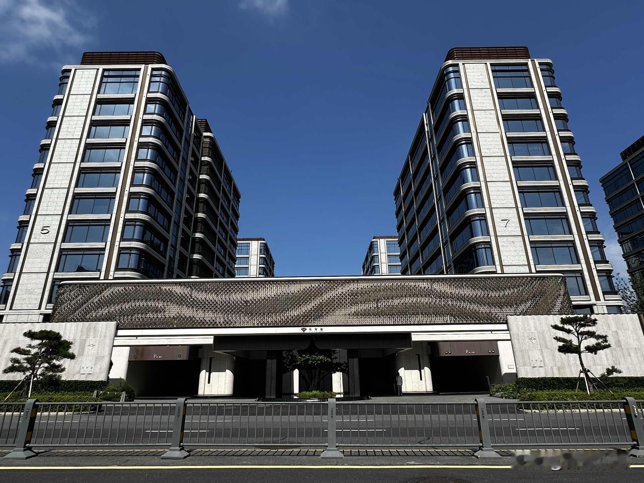 省府三大豪宅同台交付（玺、九庐、观樾）～

招商玺（图1-3）：6月30日交付，