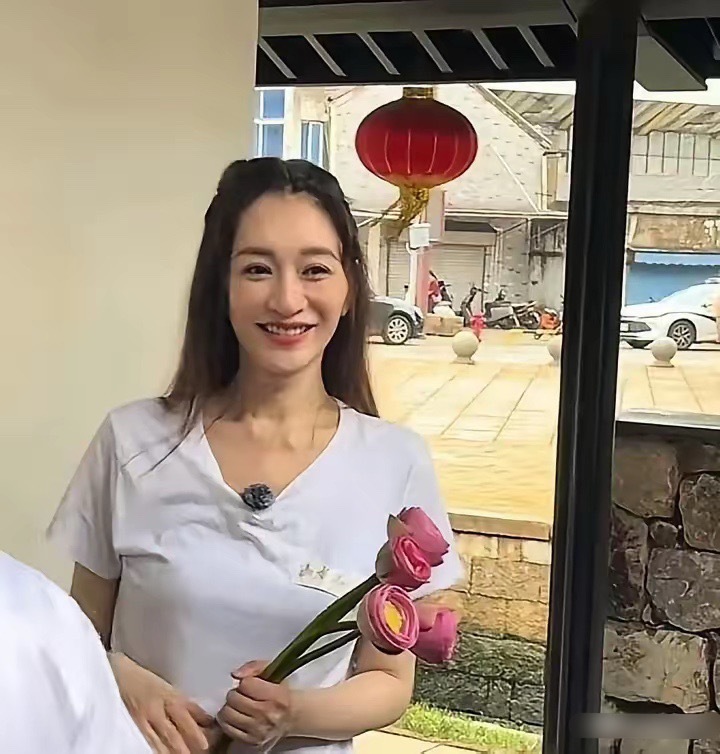 李小冉没有网上夸的那么年轻漂亮，但是在路人的生图中就很憔悴，是工作生活太累了吗 