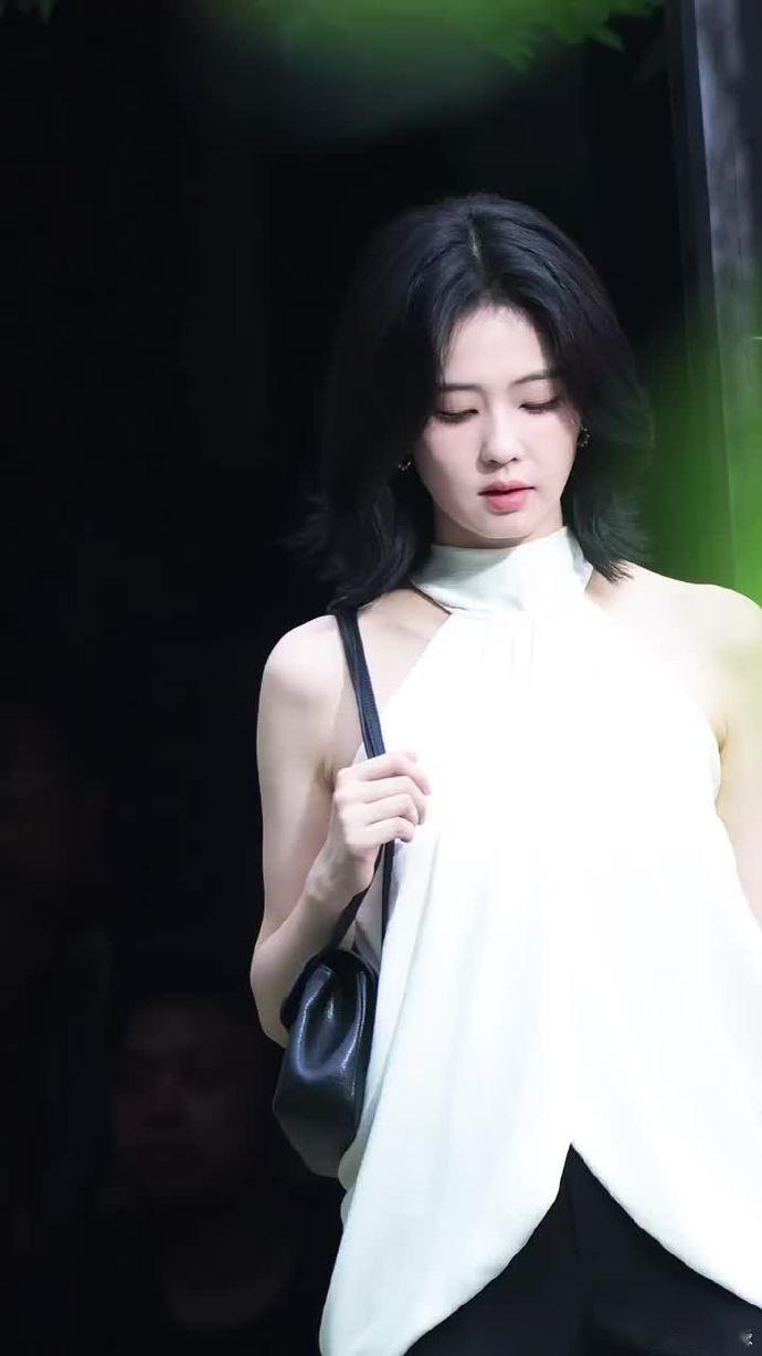 白鹿暗夜白玫瑰白鹿白衣造型氛围感持续出圈，利落垂坠的白色穿搭，清冷松弛的神情，如
