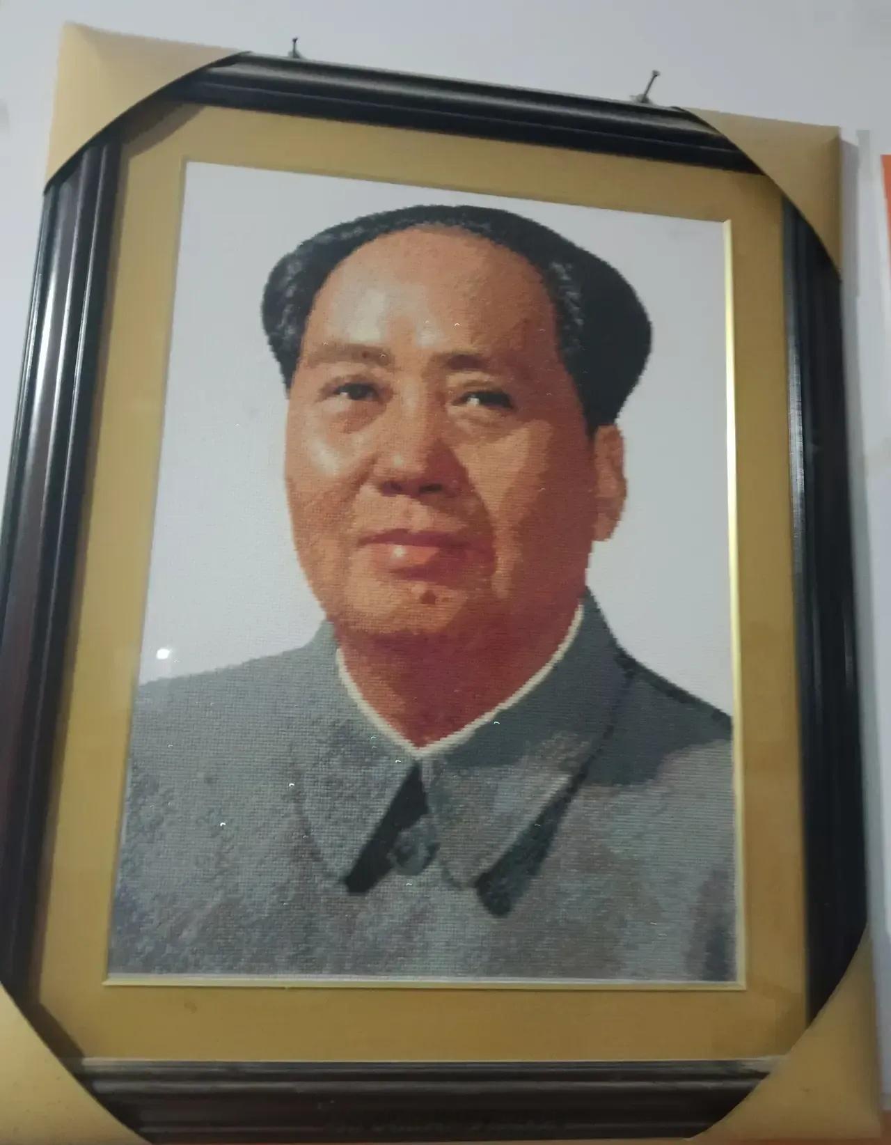 这就是年轻人的崇高信仰。一个年轻的90后女孩不追星不追剧，耗时整整一个月一针一线