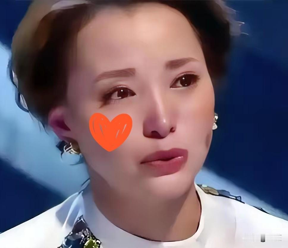 董卿曾说过这样的话：
我们曾睡在同一张床上，
分享过一杯水、一碗饭，手牵过手，腰