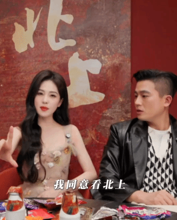欧豪一脸错愕的看着白鹿，他真的有在认真的学习白鹿的动作和表情，也看得出欧豪对于这