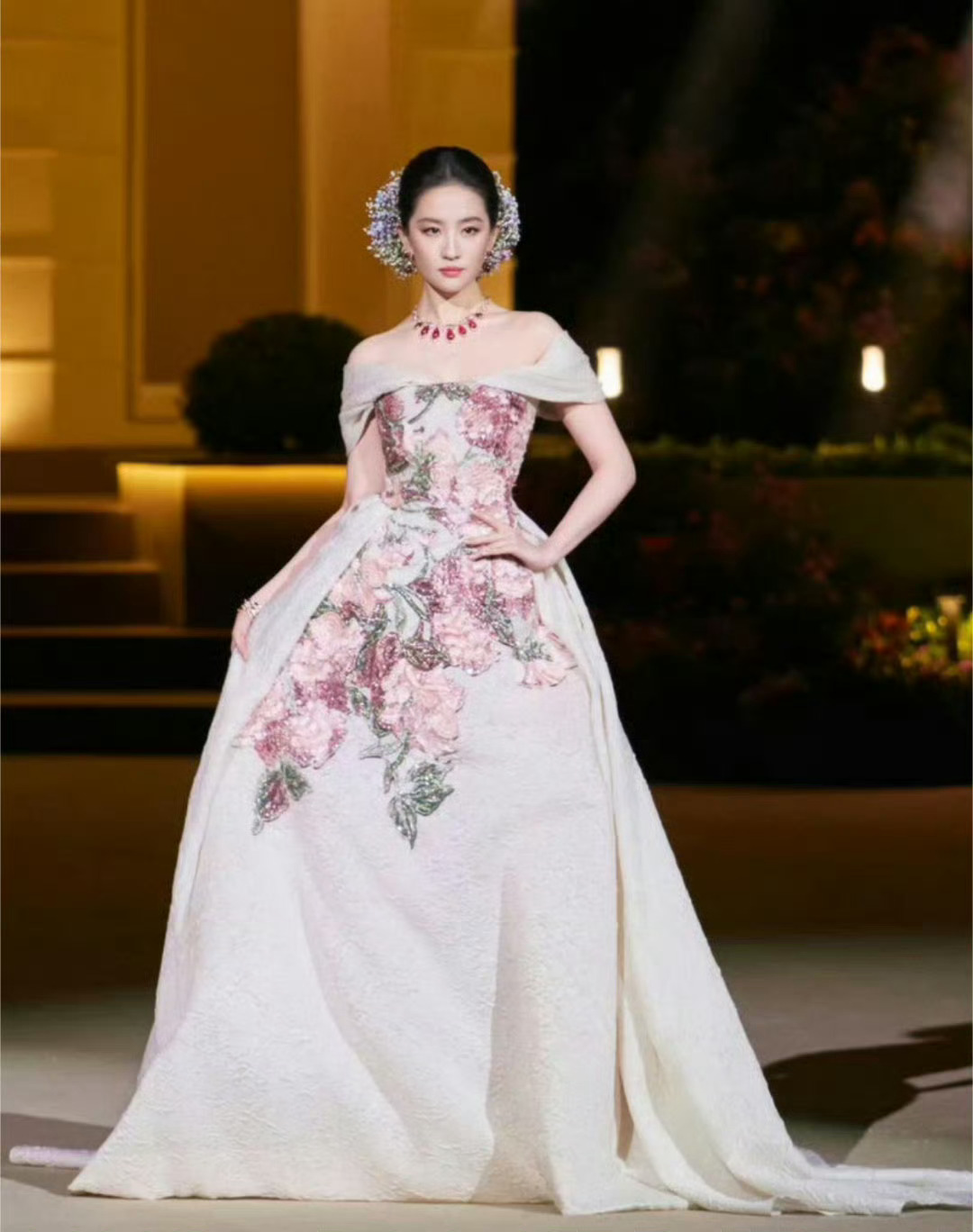 刘亦菲金色深v礼服鎏金流光裹身，深V勾勒优雅身段，刘亦菲步履从容自带气场，转身间