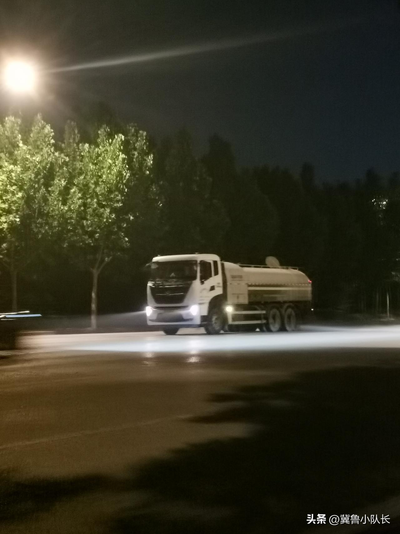 晚上九点半，洒水车师傅还在路上洒水，雾炮车还在路上喷雾。
