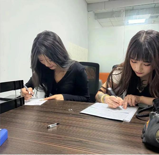 公司新招的两位员工，但老板突然只想留下一位，真是纠结啊