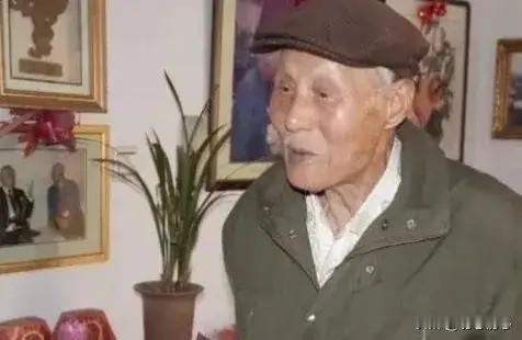 一条旧裤子藏半生传奇！63岁老农身份曝光，全场肃然起敬
 
1983年，一个63