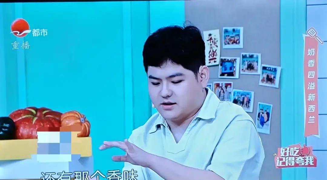 刷到SMG纪录片里一闪而过的“多多”，才想起当年弄堂里那个蹦出沪语金句的小囡。