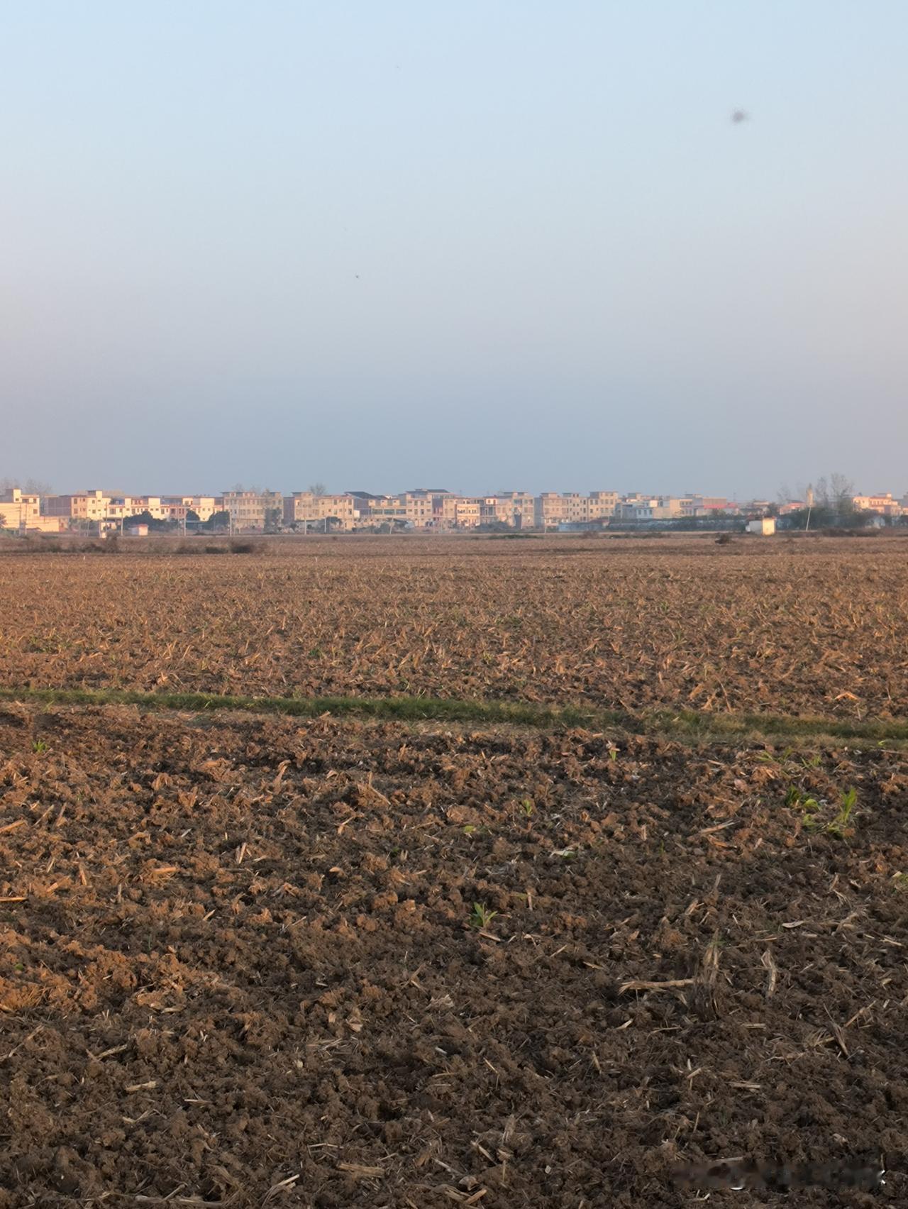 说过几年房子会无人问津，这种观点并不成立。
无论何时，无论房价高低，总会有人有购