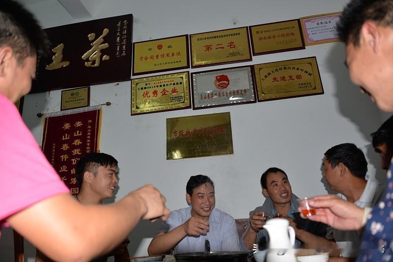 此下联“有云有风有雷鸣”对得颇具气势，“有云有风”对应上联“有茶有酒”，自然景象