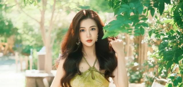 女神徐冰，倾城倾国之美貌，笑容如闭月羞花，魅力无限，令人陶醉其中。 ​​​