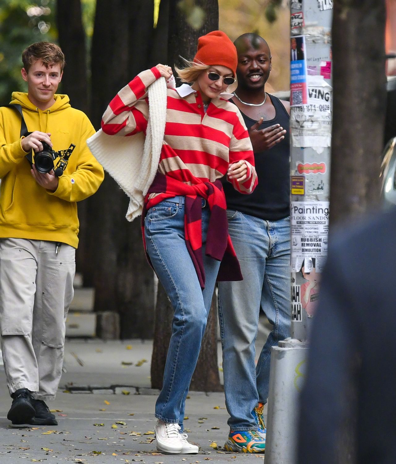 Gigi Hadid 以Where's Waldo 俏皮主题装现身纽约街头，为自