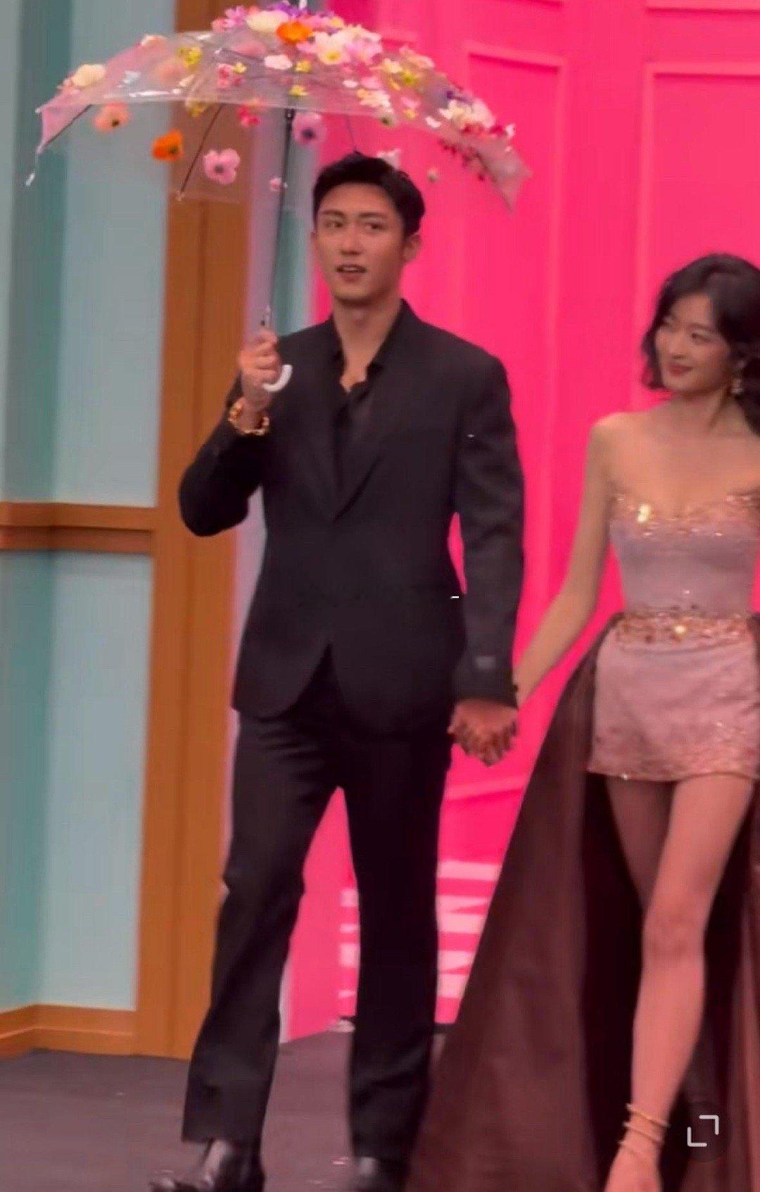 黄景瑜手牵孙千走红毯，有一种新人入场的即视感，真是配一脸。和黄景瑜一起，孙千穿上