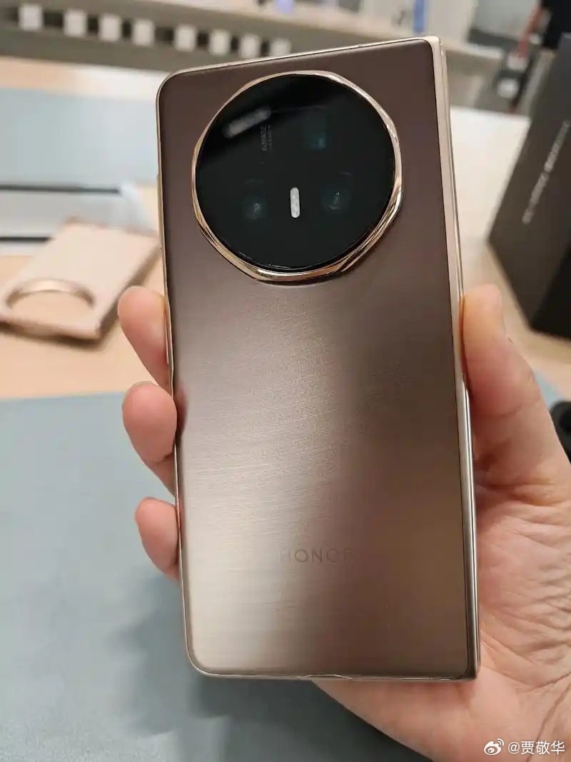 今年折叠屏手机市场有两个创新的点，一是苹果的阔折叠屏手机；另外一个就是荣耀的阔折