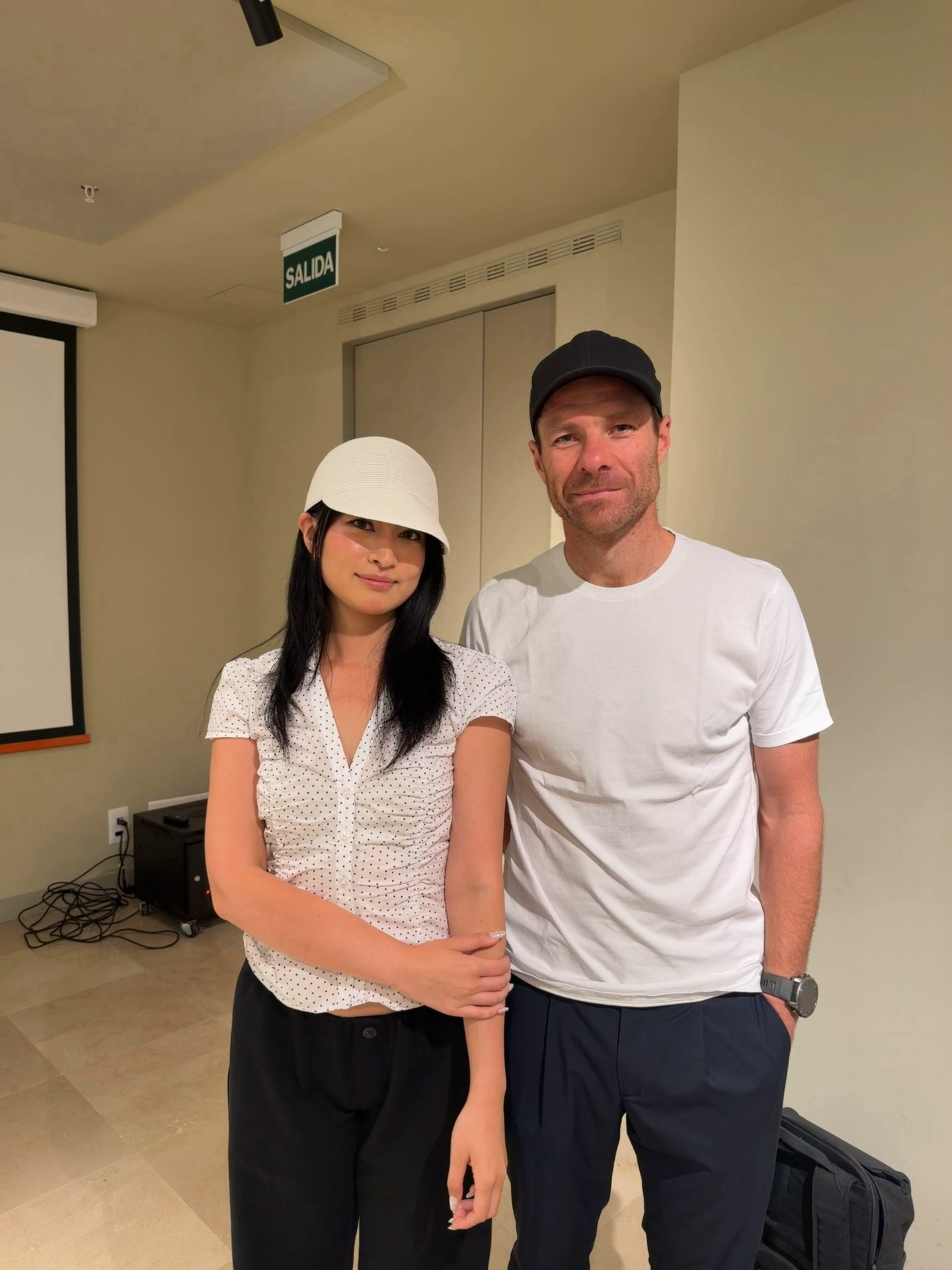 家访日记之阿隆索早起型主帅，现在是马德里早上10点，他已经完成了工作。他昨天刚从