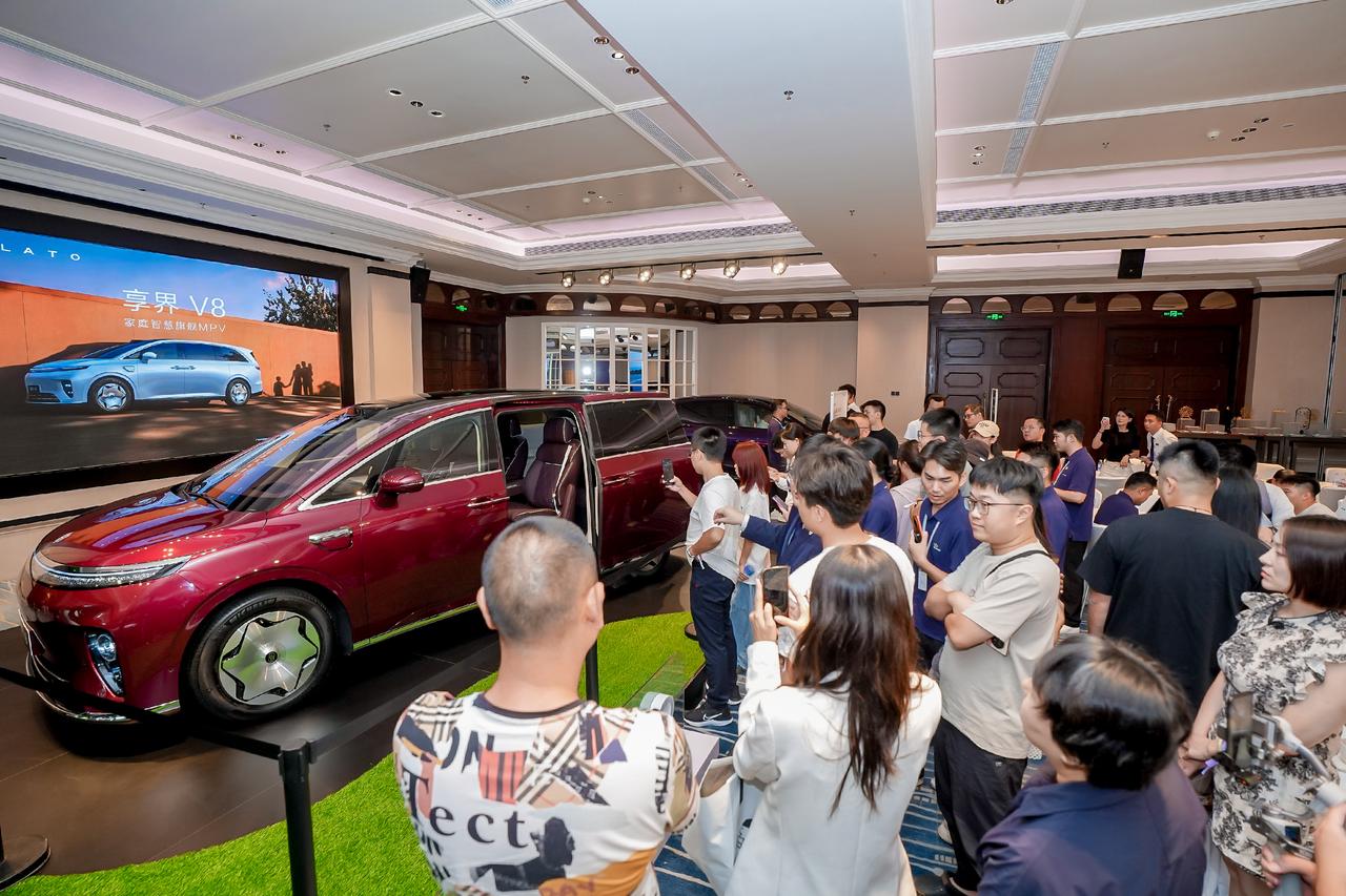 享界V8小订发布刚过订单量已突破8200台，鸿蒙智行门店里热闹非凡，好几家子带着