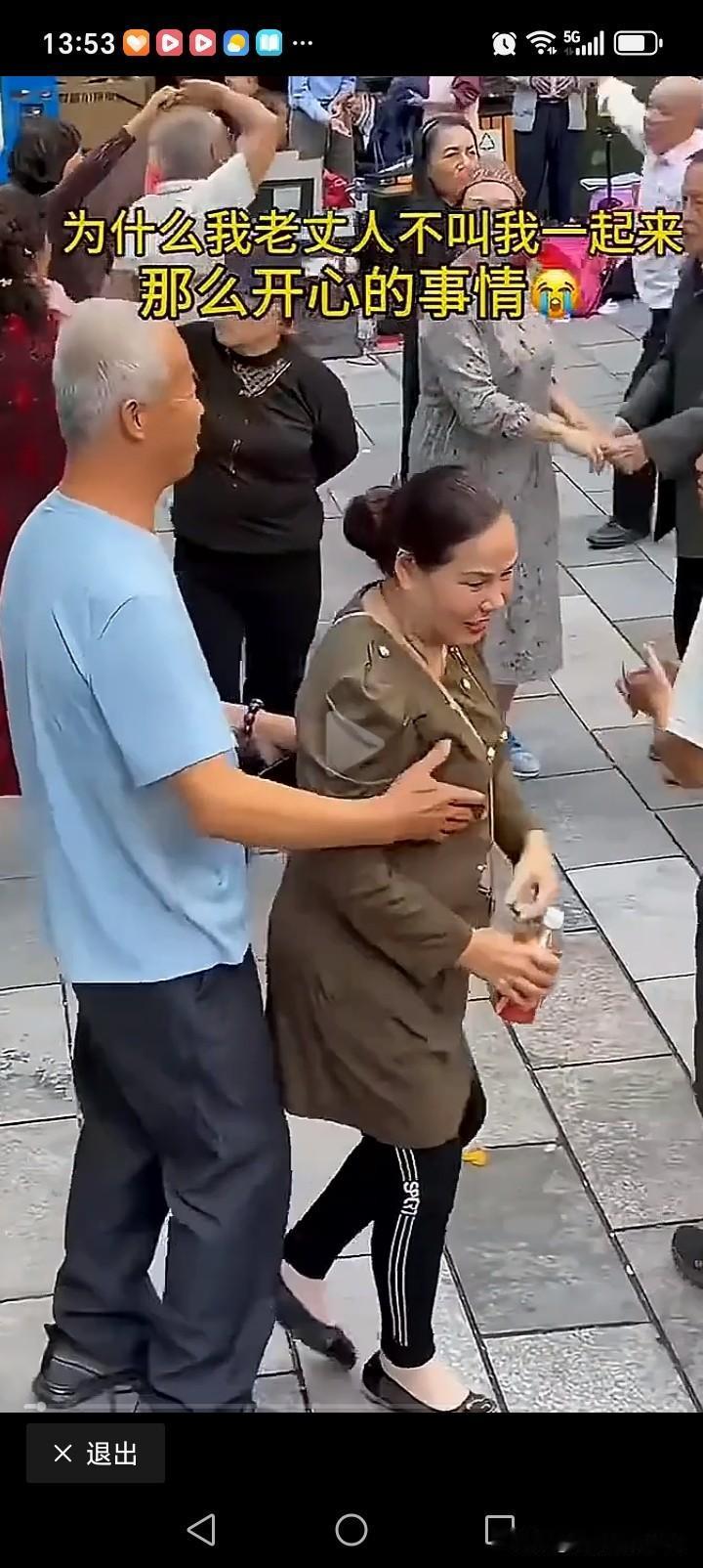 舞场是老年的快乐堂，此言不虚。老城区小巷、菜市场二楼的廉价舞厅，门票五到十元，一