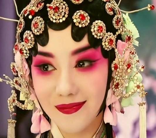 秦海璐演的不是花彩香，她就是花彩香本人。

《主角》这剧，最绝的是俩女主。秦海璐