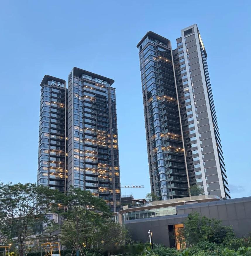 广州地铁做的新房：琶洲珑璟台，地铁上盖，6-7万单价，看着还可以。广州