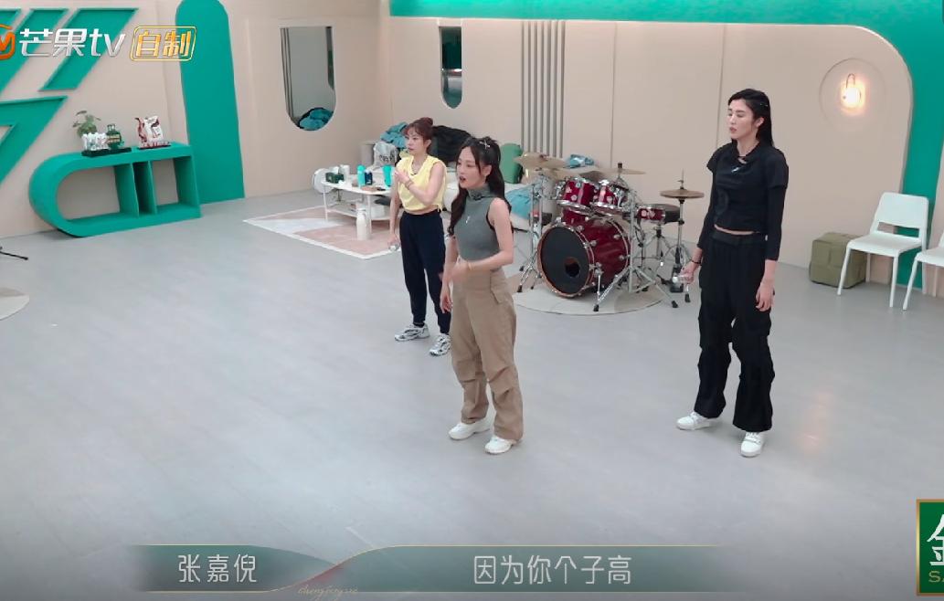 都是离了婚的姐姐，当吴倩还在等待别人救赎的时候，张嘉倪已经在救赎别人，这样的姐姐