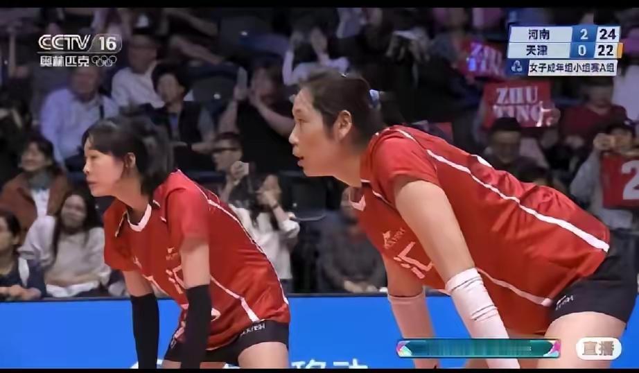 全运会女排赛首场比赛，朱婷不仅自己表现神勇，还展现出了教练潜质。比赛中，关键时刻