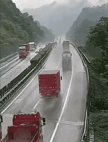 上高速时，尽量别跟在大货车后面行驶。我觉得大货车的风险系数颇高，我们的小轿车跟在