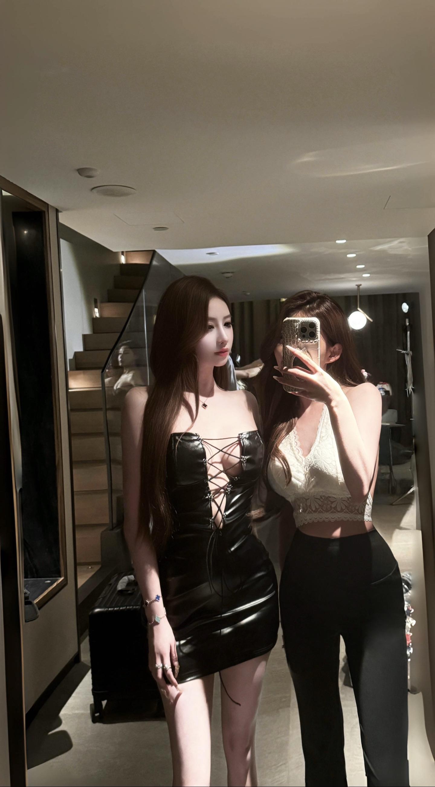 盯着屏幕在笑什么呢。