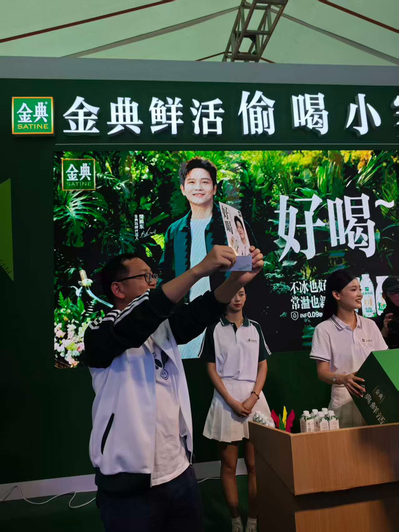 乒颜一  我靠广州东山口的偷喝大赛亲签出现了！是一个大哥拿到的 好羡慕啊😭樊振
