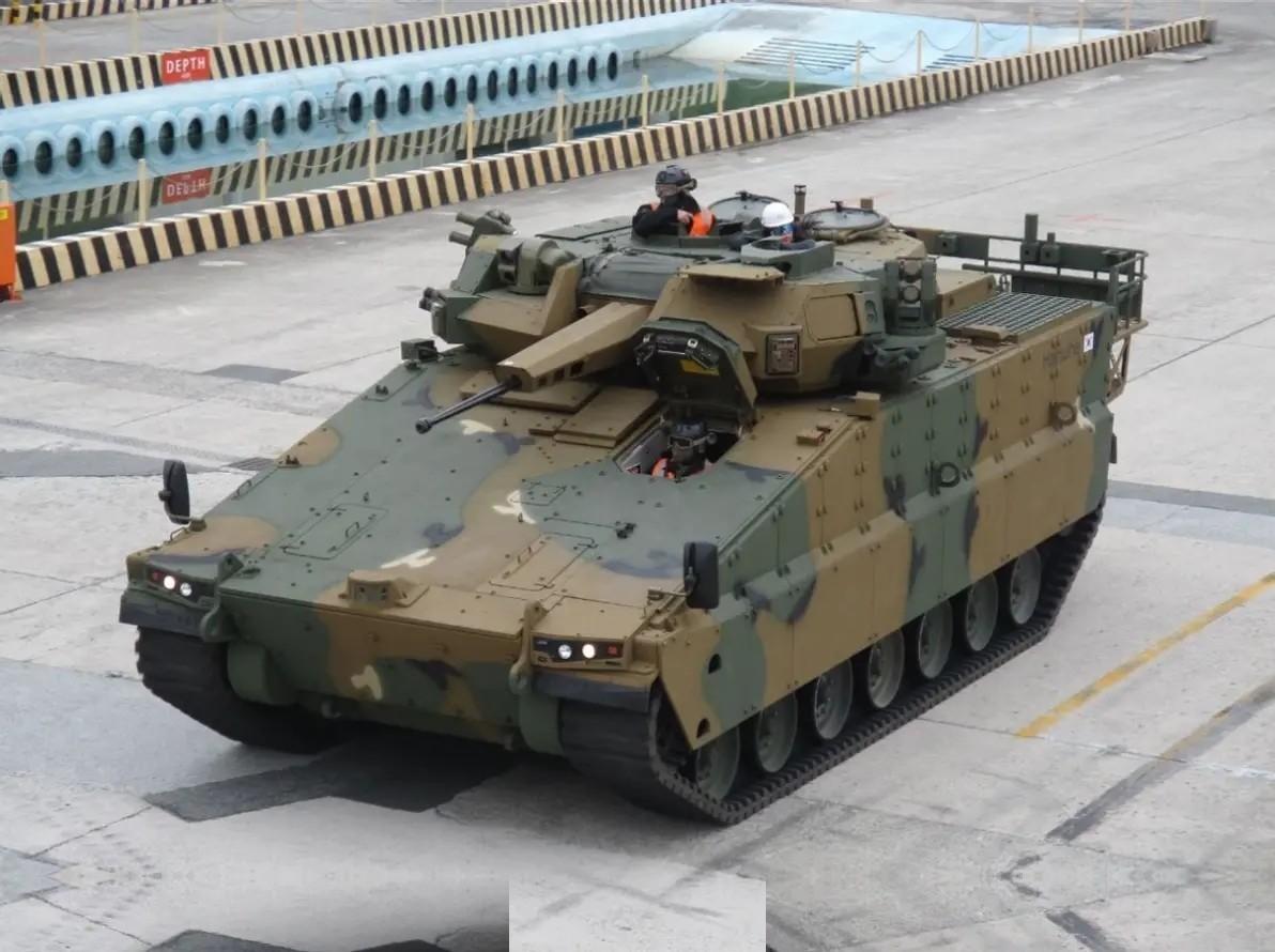 韩国AS21步战车这么高大，过去的步兵炸药包和集束手榴弹可能再也无法撼动它了吧？