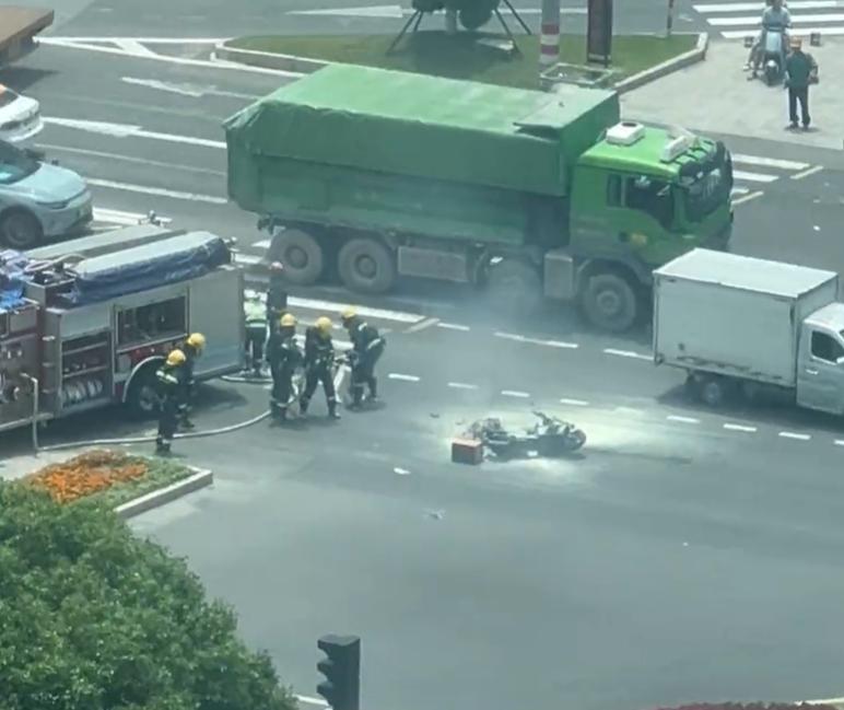 事发乐清一路口，消防车都来了...

今日，乐清总部经济园十字路口发生惊险火情，