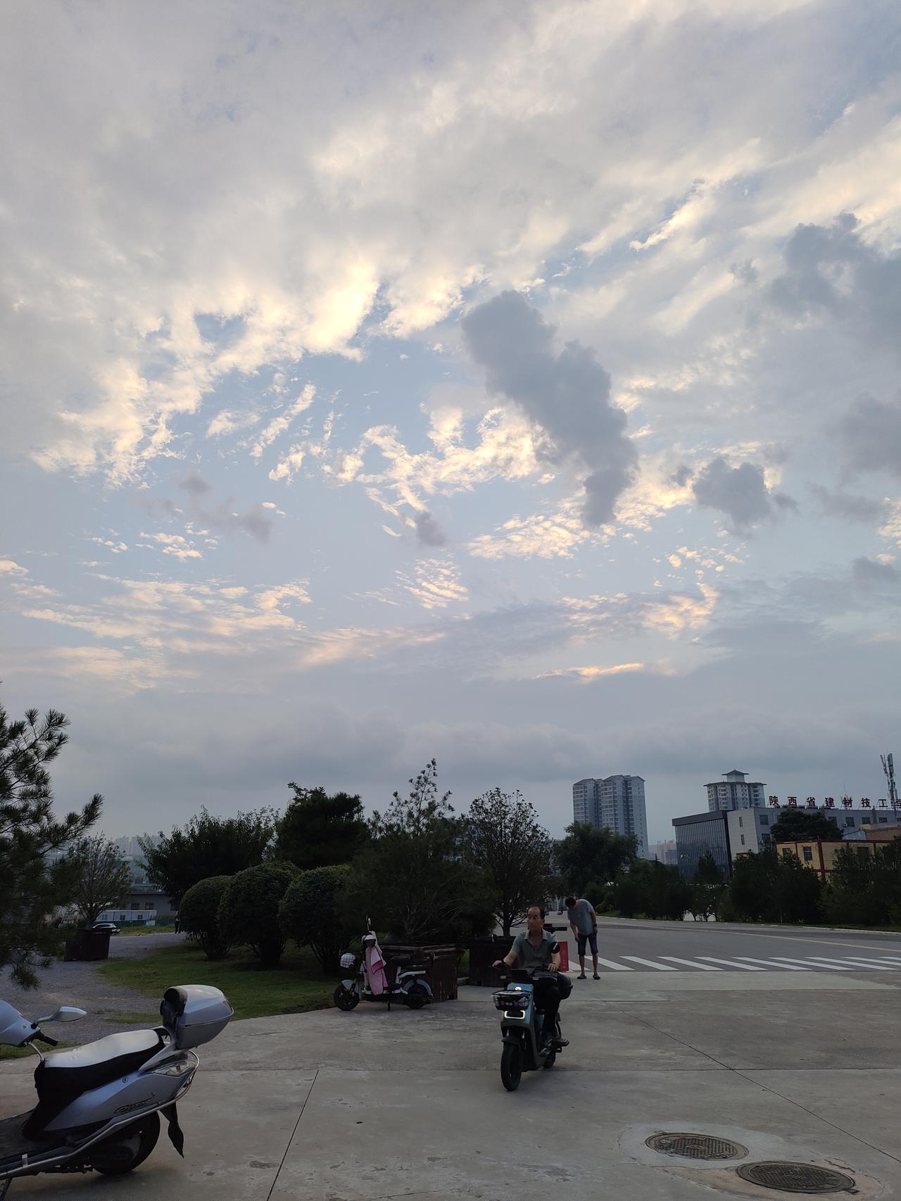 1. 傍晚的小城，漫天流云漫过天际，人间烟火缓缓落幕，日子温柔又平淡。
​
2.