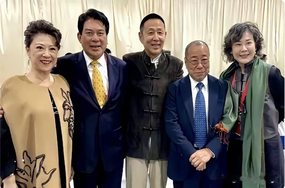这张合照里几位都是陪伴几代观众的老艺术家，左边王馥荔、朱时茂，右边是丛珊。朱时茂