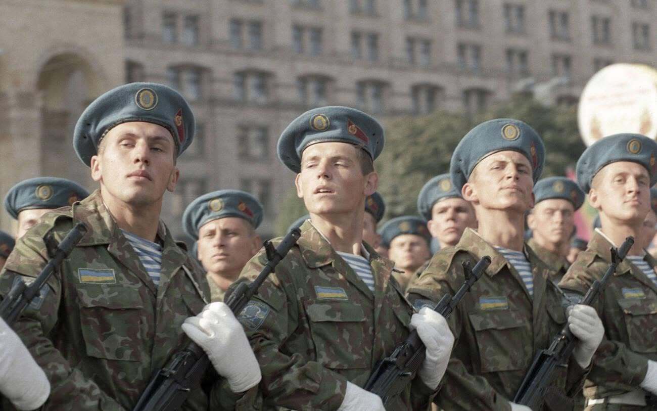 1990年代，基辅，乌克兰军队阅兵式。 