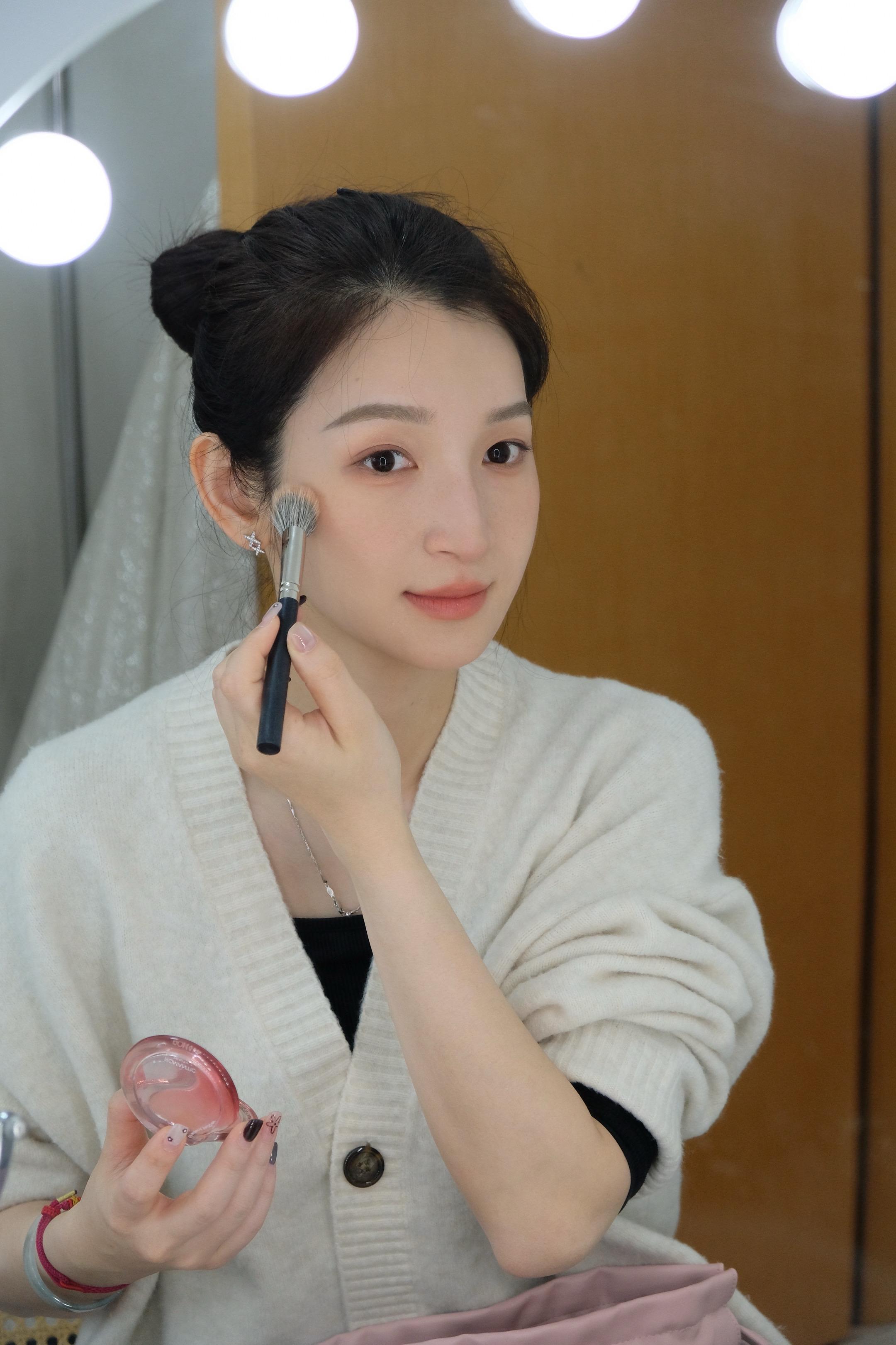 1对1个人美妆课。画个美美的妆心情会变好